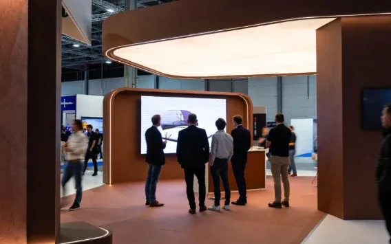 Putar Video Demo Produk di Booth