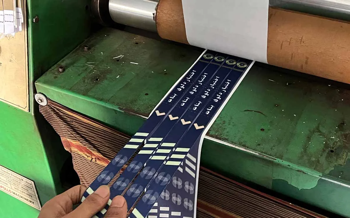Proses heat press desain pertama lanyard Ummah Hamzah pada material Polyester Tissue.