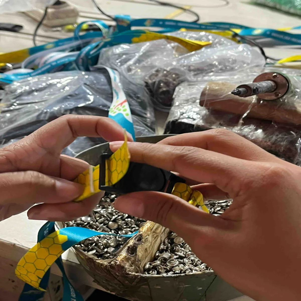 finishing lanyard dengan menggunakan lubang pemanas dan paku